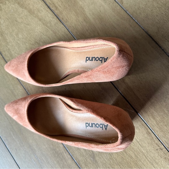 Abound tan brown suede like block heels size 7.5 NWT - Picture 3 of 3